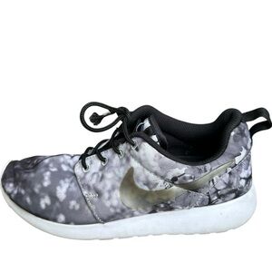 Nike Roshe One Black and White EUC W5.5 / Youth 4